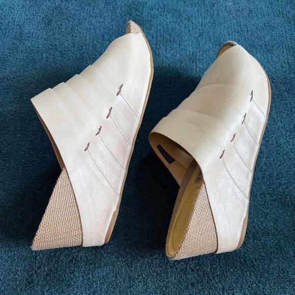 TSUBO Shoes - TSUBO Elger Cream wedge slide